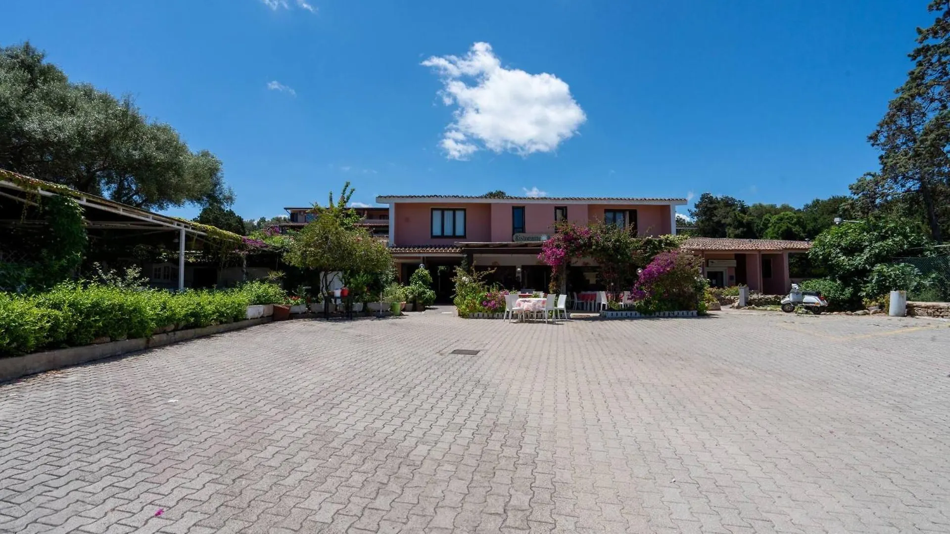 Apartment Porto Rotondo - Appartamento In Centro, 8 Minuti Da Spiaggia Ira Italy